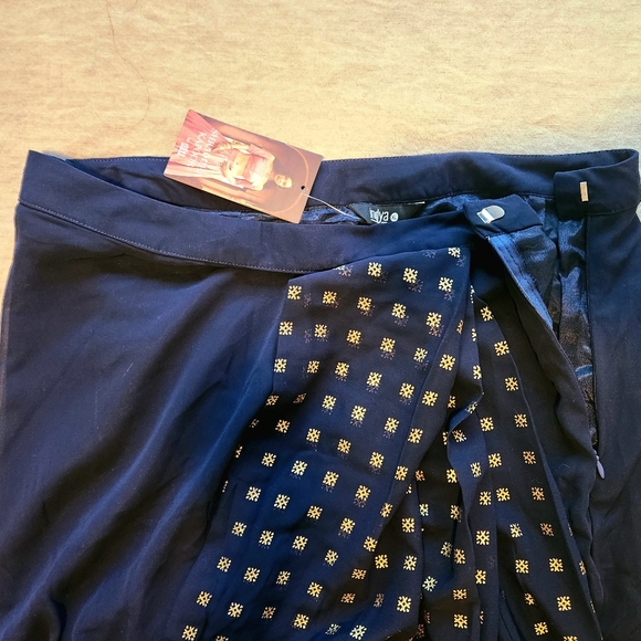 XL Navy Foil Pleated Belted Pre-Stitched Saree, blouse/top not included - Picture 5 of 9